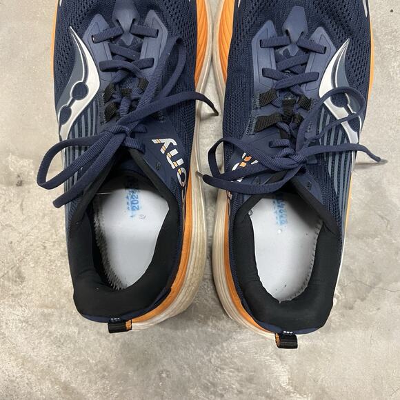 Saucony Hurricane 24 Running Shoes Mens Size 11.5 Sneakers Athletic Walking READ